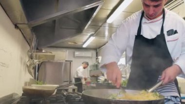 Bir restoranın mutfağında kabak ve karides pişirmek..