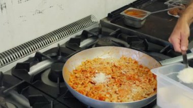 İtalyan Okul Kantini için domates soslu Farfalle Makarnası.