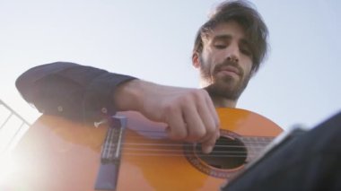 Parkta klasik gitar çalan adam..