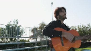 Parkta klasik gitar çalan adam..