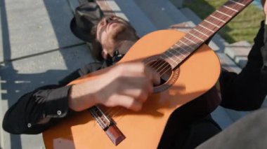Parkta klasik gitar çalan adam..