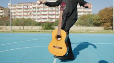 Parkta klasik gitar çalan adam..