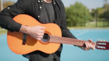 Parkta klasik gitar çalan adam..