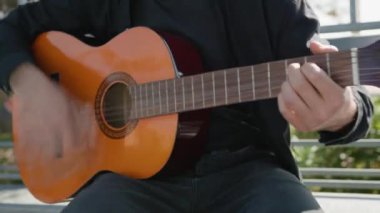 Parkta klasik gitar çalan adam..