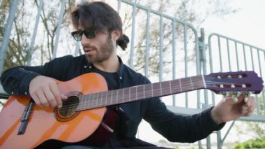 Parkta klasik gitar çalan adam..