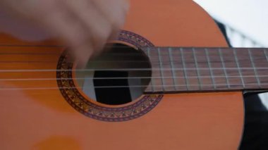 Parkta klasik gitar çalan adam..