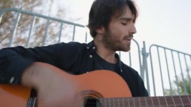 Parkta klasik gitar çalan adam..