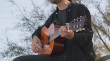 Parkta klasik gitar çalan adam..