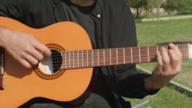 Parkta klasik gitar çalan adam..