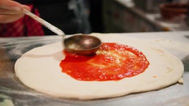 Sokaklarda Napoli Pizzası yapmak.