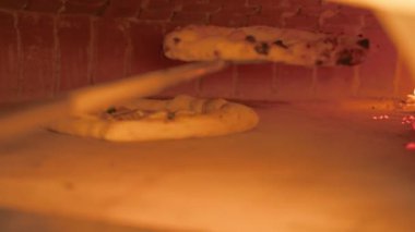 Sokaklarda Napoli Pizzası yapmak.