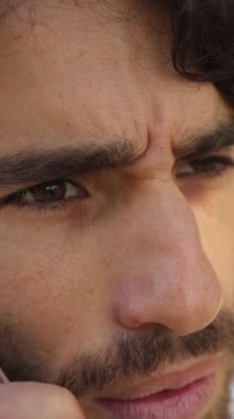 Genç Adam Doğada Yüz İfadesi Yapıyor.