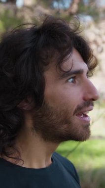 Genç Adam Doğada Yüz İfadesi Yapıyor.