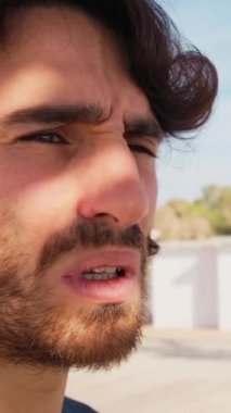 Genç Adam Doğada Yüz İfadesi Yapıyor.