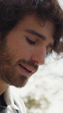 Genç Adam Doğada Yüz İfadesi Yapıyor.