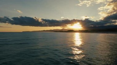 Sakin sakin okyanus, gün batımı bulutlu gökyüzü.