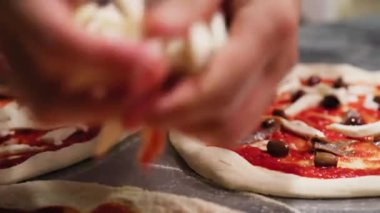 Sokaklarda Napoli Pizzası yapmak.
