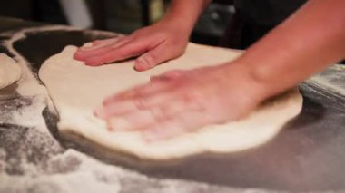 Sokaklarda Napoli Pizzası yapmak.