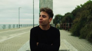 Doğada farklı yüz ifadeleri yapan bir çocuk..