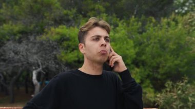 Doğada farklı yüz ifadeleri yapan bir çocuk..