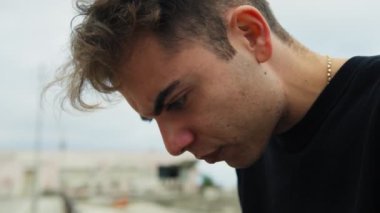 Doğada farklı yüz ifadeleri yapan bir çocuk..