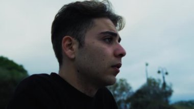Doğada farklı yüz ifadeleri yapan bir çocuk..
