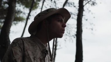 Doğada farklı yüz ifadeleri yapan bir çocuk..