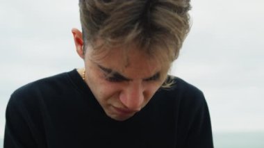 Doğada farklı yüz ifadeleri yapan bir çocuk..