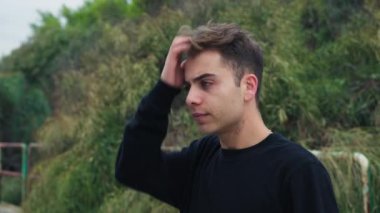 Doğada farklı yüz ifadeleri yapan bir çocuk..