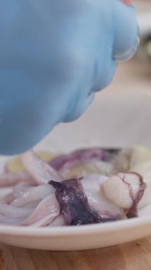 Şef evinde İtalyan balığı yemeği pişiriyor..