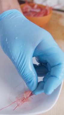 Şef evinde İtalyan balığı yemeği pişiriyor..