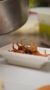 Aşçı lokantada balık pişiriyor..