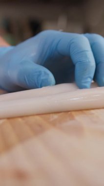 Şef evinde İtalyan balığı yemeği pişiriyor..