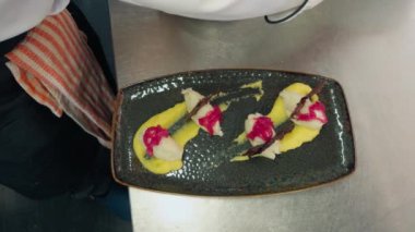 Kaplama başlangıç olarak morina balığı ve karamelli soğanlı patates püresi..