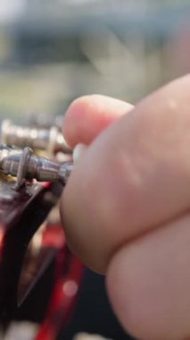 Parkta klasik gitar çalan adam..