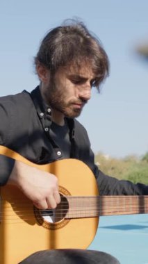 Parkta klasik gitar çalan adam..