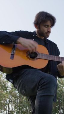 Parkta klasik gitar çalan adam..