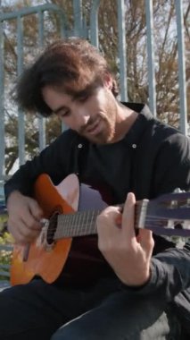 Parkta klasik gitar çalan adam..