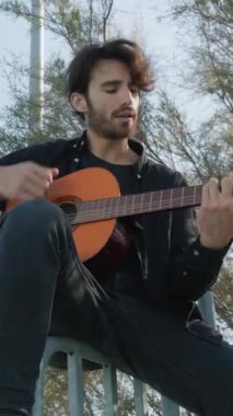 Parkta klasik gitar çalan adam..