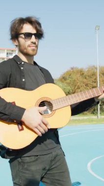 Parkta klasik gitar çalan adam..
