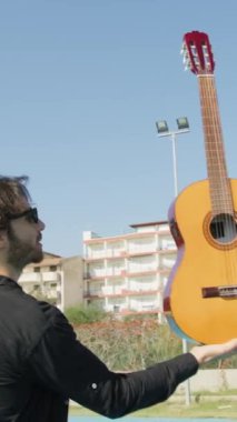 Parkta klasik gitar çalan adam..