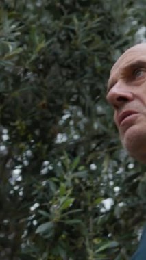 Yaşlı beyaz adam farklı bir yüz ifadesi takınıyor..