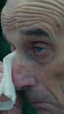 Yaşlı beyaz adam farklı bir yüz ifadesi takınıyor..