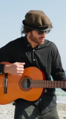 Parkta klasik gitar çalan adam..