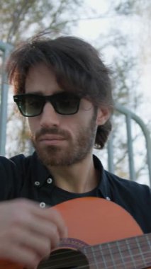 Parkta klasik gitar çalan adam..