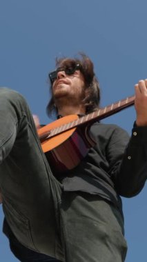 Parkta klasik gitar çalan adam..