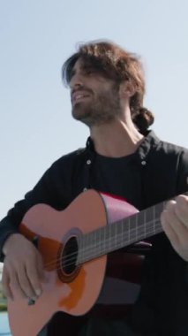 Parkta klasik gitar çalan adam..