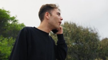 Doğada farklı yüz ifadeleri yapan bir çocuk..