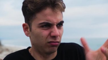 Doğada farklı yüz ifadeleri yapan bir çocuk..