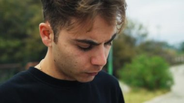 Doğada farklı yüz ifadeleri yapan bir çocuk..